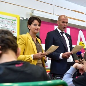 Zinédine Zidane, parrain de l'association et Najat Vallaud-Belkacem lors de la dictée ELA à l'école Marseille à Paris, le 12 octobre 2015, pour le lancement de la campagne nationale contre la maladie et le handicap de l'association européenne contre les leucodystrophies (ELA)