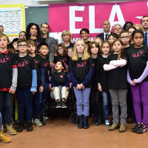Najat Vallaud-Belkacem, Zinédine Zidane, parrain de l'association et les enfants de la classe lors de la dictée ELA à l'école Marseille à Paris, le 12 octobre 2015, pour le lancement de la campagne nationale contre la maladie et le handicap de l'association européenne contre les leucodystrophies (ELA)