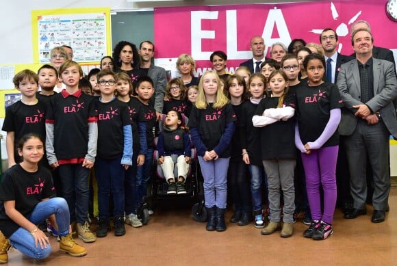 Najat Vallaud-Belkacem, Zinédine Zidane, parrain de l'association et les enfants de la classe lors de la dictée ELA à l'école Marseille à Paris, le 12 octobre 2015, pour le lancement de la campagne nationale contre la maladie et le handicap de l'association européenne contre les leucodystrophies (ELA)
