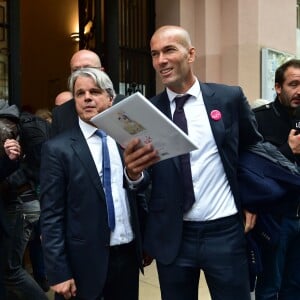 Zinédine Zidane, parrain de l'association après la dictée ELA à l'école Marseille à Paris, le 12 octobre 2015, pour le lancement de la campagne nationale contre la maladie et le handicap de l'association européenne contre les leucodystrophies (ELA)