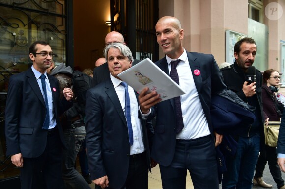 Zinédine Zidane, parrain de l'association après la dictée ELA à l'école Marseille à Paris, le 12 octobre 2015, pour le lancement de la campagne nationale contre la maladie et le handicap de l'association européenne contre les leucodystrophies (ELA)