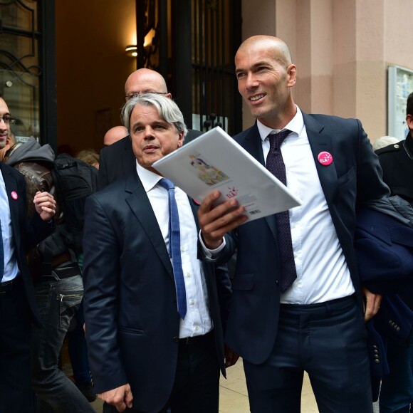 Zinédine Zidane, parrain de l'association après la dictée ELA à l'école Marseille à Paris, le 12 octobre 2015, pour le lancement de la campagne nationale contre la maladie et le handicap de l'association européenne contre les leucodystrophies (ELA)