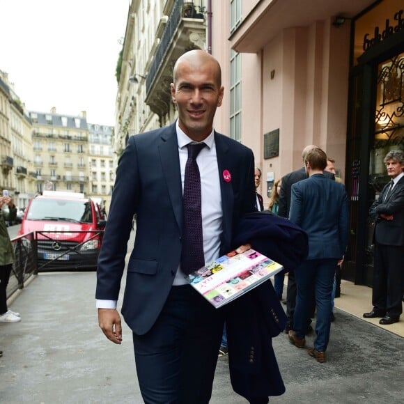 Zinédine Zidane, parrain de l'association après la dictée ELA à l'école Marseille à Paris, le 12 octobre 2015, pour le lancement de la campagne nationale contre la maladie et le handicap de l'association européenne contre les leucodystrophies (ELA)