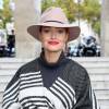 Caroline Receveur - Arrivées au défilé de mode "Agnès b", collection prêt-à-porter printemps-été 2016, au Palais de Tokyo à Paris. Le 6 octobre 2015.