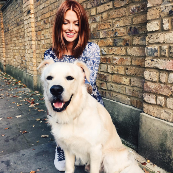 Caroline Receveur prend la pose à Londres avec son chien. Octobre 2015.