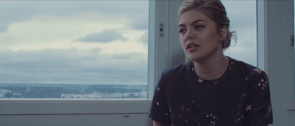 Louane perdue en pleine nature dans le clip de Nos secrets