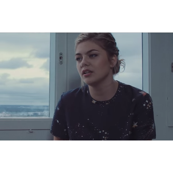 Louane perdue en pleine nature dans le clip de Nos secrets