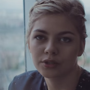 Louane Emera perdue en pleine nature dans le clip de Nos secrets