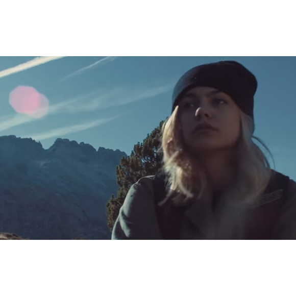 La chanteuse Louane Emera perdue en pleine nature dans le clip de Nos secrets