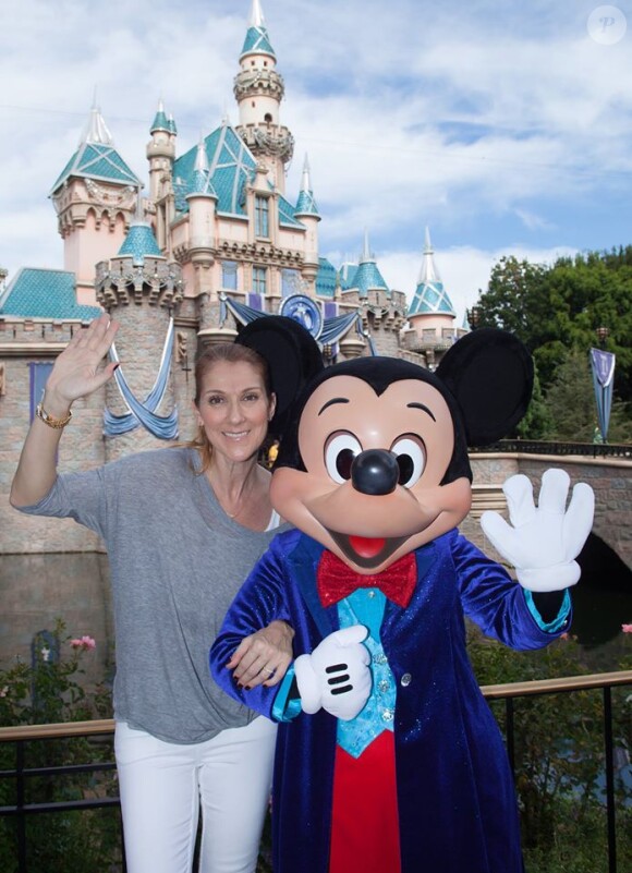 La chanteuse Céline Dion s'est rendu à Disneyland d'Anaheim en Californie avec ses jumeaux Nelson et Eddy, le 14 octobre 2015