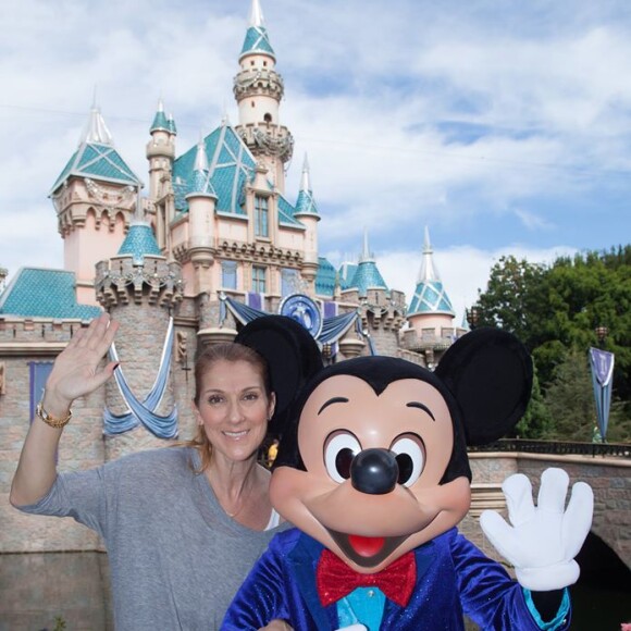 La chanteuse Céline Dion s'est rendu à Disneyland d'Anaheim en Californie avec ses jumeaux Nelson et Eddy, le 14 octobre 2015