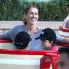 Exclusif - Céline Dion et ses fils Nelson et Eddy font des tours de manège au Disneyland d'Anaheim en Californie le 15 octobre 2015.