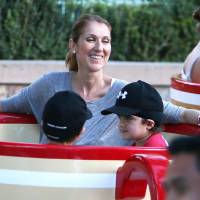 Céline Dion : Au naturel, la star s'amuse avec ses enfants à Disneyland !