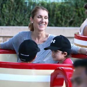 Exclusif - Céline Dion et ses fils Nelson et Eddy font des tours de manège au Disneyland d'Anaheim en Californie le 15 octobre 2015.