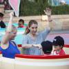 Exclusif - Céline Dion et ses fils Nelson et Eddy font des tours de manège au Disneyland d'Anaheim en Californie le 15 octobre 2015.