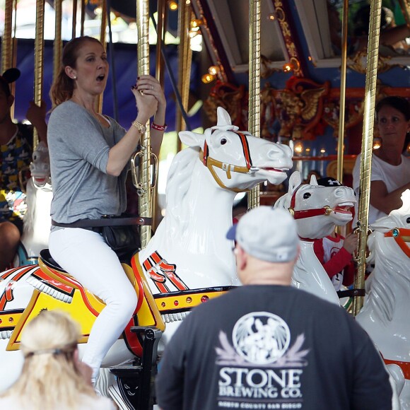 Exclusif - Céline Dion et ses fils Nelson et Eddy font des tours de manège au Disneyland d'Anaheim en Californie le 15 octobre 2015.