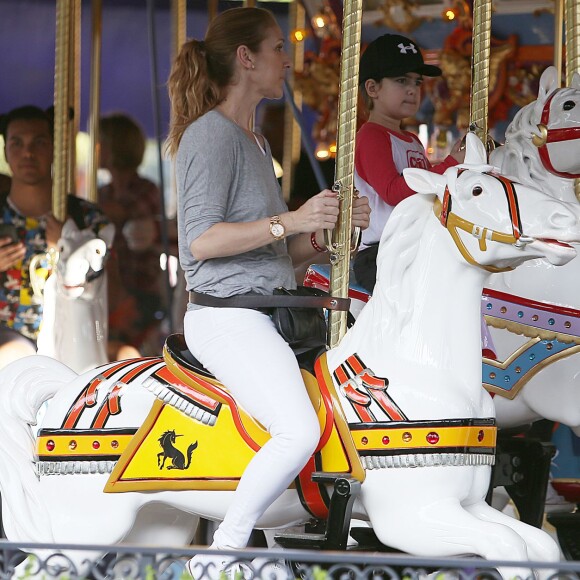 Exclusif - Céline Dion et ses fils Nelson et Eddy font des tours de manège au Disneyland d'Anaheim en Californie le 15 octobre 2015.