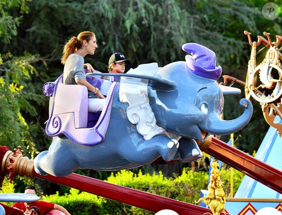 Exclusif - Céline Dion et ses jumeaux  Nelson et Eddy font des tours de manège au Disneyland d'Anaheim en Californie le 15 octobre 2015.