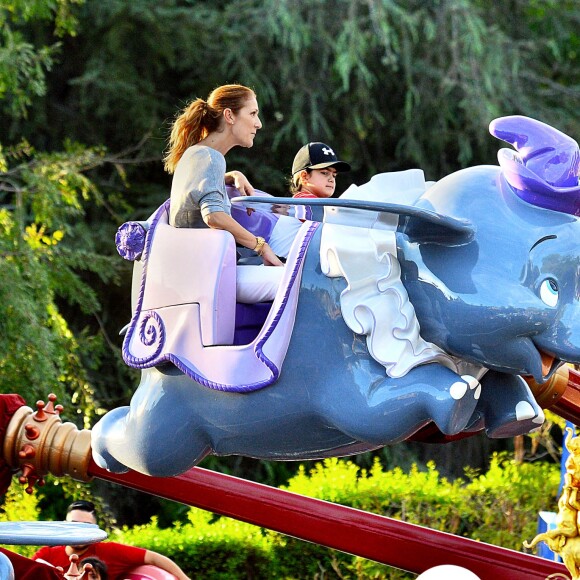 Exclusif - Céline Dion et ses jumeaux  Nelson et Eddy font des tours de manège au Disneyland d'Anaheim en Californie le 15 octobre 2015.