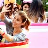 Exclusif - La chanteuse Céline Dion et ses fils Nelson et Eddy font des tours de manège au Disneyland d'Anaheim en Californie le 15 octobre 2015.