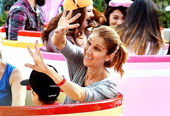 Exclusif - La chanteuse Céline Dion et ses fils Nelson et Eddy font des tours de manège au Disneyland d'Anaheim en Californie le 15 octobre 2015.