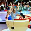 Exclusif - La diva Céline Dion et ses fils Nelson et Eddy font des tours de manège au Disneyland d'Anaheim en Californie le 15 octobre 2015.