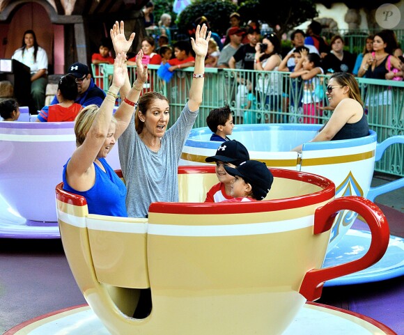 Exclusif - La diva Céline Dion et ses fils Nelson et Eddy font des tours de manège au Disneyland d'Anaheim en Californie le 15 octobre 2015.