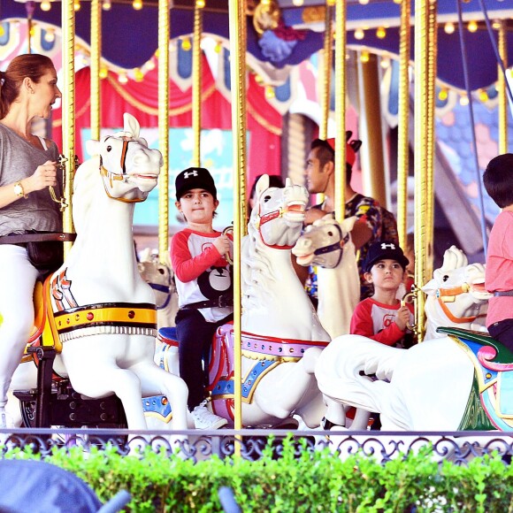 Exclusif - Céline Dion et Nelson et Eddy font des tours de manège au Disneyland d'Anaheim en Californie le 15 octobre 2015.
