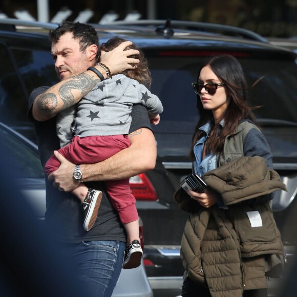 Exclusif - Megan Fox et son mari Brian Austin Green se promènent avec leur fils Noah à Bel Air, le 15 décembre 2014.