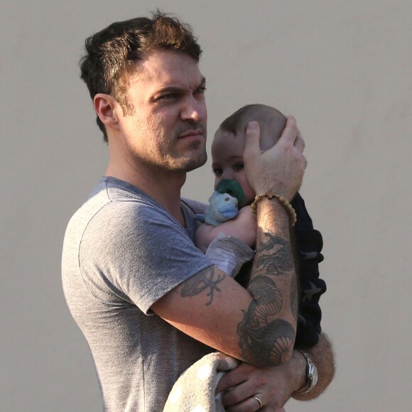 Exclusif - Megan Fox, son mari Brian Austin Green et leurs fils Noah et Bodhi vont dîner au restaurant à Los Angeles, le 19 août 2014.