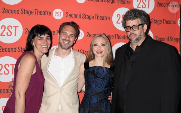 Leigh Silverman, Thomas Sadoski, Amanda Seyfried et Neil LaBute lors de la soirée pour la première de la pièce The Way We Get By de Neil LaBute à New York le 19 mai 2015