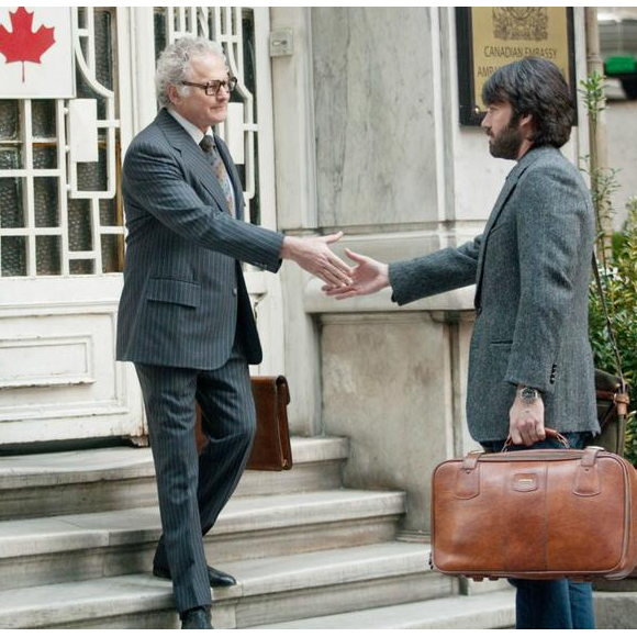 Victor Garber dans le costume de Ken Taylor, face à Ben Affleck, dans Argo.