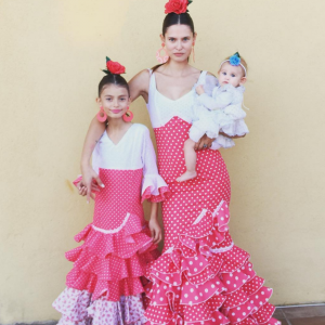 Bianca Balti et ses filles Matilde et Mia lors de la feria de Marbella