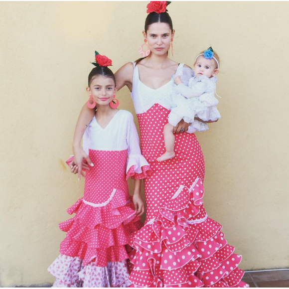 Bianca Balti et ses filles Matilde et Mia lors de la feria de Marbella