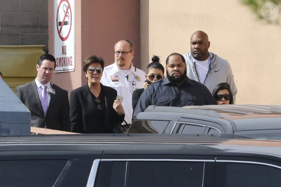 Kim Kardashian et sa soeur Kourtney en compagnie de Kylie et Kris Jenner à la sortie de l'hôpital Sunrise où se trouve Lamar Odom le 15 octobre 2015 à Las Vegas