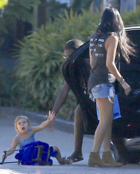 Exclusif - La pauvre Penelope Disick, fille de Kourtney Kardashian, se prend une porte de voiture en pleine figure à Malibu le 9 octobre 2015.