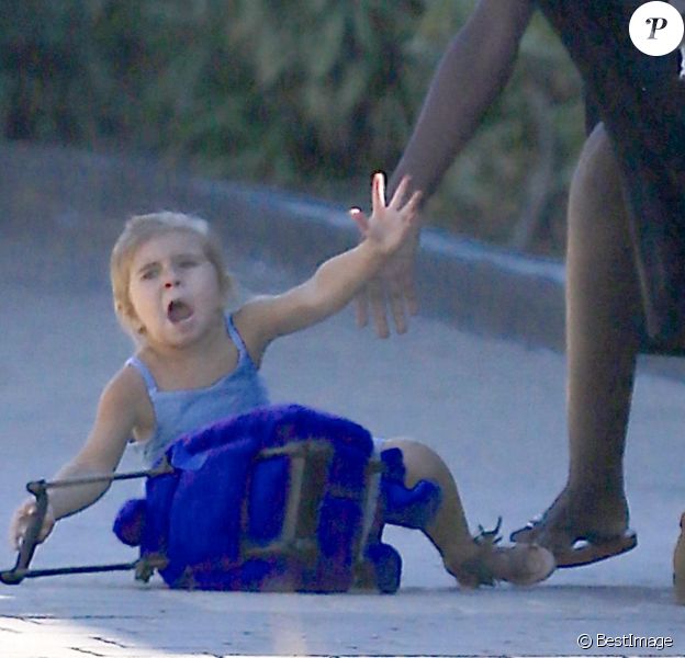 Exclusif - La pauvre Penelope Disick, fille de Kourtney Kardashian, se prend une porte de voiture en pleine figure à Malibu le 9 octobre 2015.