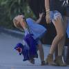 Exclusif - La pauvre petite Penelope Disick, accompagnée de sa mère Kourtney Kardashian, se prend une porte de voiture en pleine figure à Malibu le 9 octobre 2015.