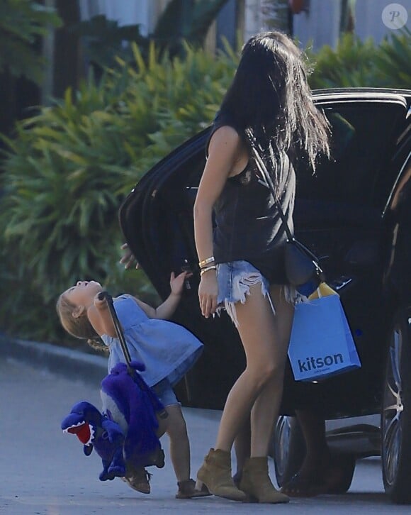 Exclusif - La pauvre petite Penelope Disick, accompagnée de sa mère Kourtney Kardashian, se prend une porte de voiture en pleine figure à Malibu le 9 octobre 2015.
