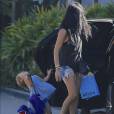 Exclusif - Penelope Disick se prend une porte de voiture en pleine figure à Malibu, sous les yeux de sa mère Kourtney Kardashian, le 9 octobre 2015.