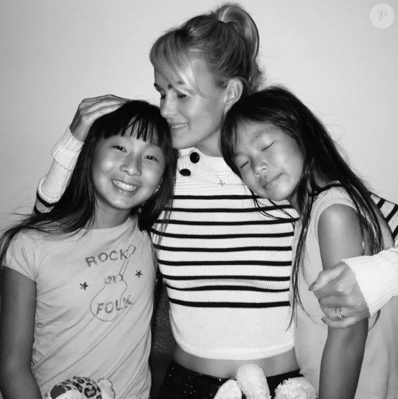 Laeticia Hallyday retrouvent ses filles Jade et Joy après des semaines de séparation. Los angeles, le 17 octobre 2015.