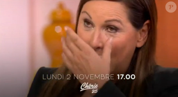 La présentatrice Evelyne Thomas, en larmes et le visage gonflé dans la bande annonce de C'est mon choix dont le retour sur Chérie 25 est prévu pour le 2 novembre 2015 à 17h.
