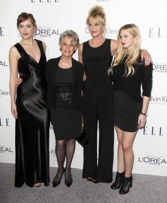 Melanie Griffith, sa mère Tippi Hedren, et ses filles Dakota Johnson et Stella Banderas à la 22e soirée des "ELLE Women in Hollywood" à Beverly Hills, le 19 octobre 2015.