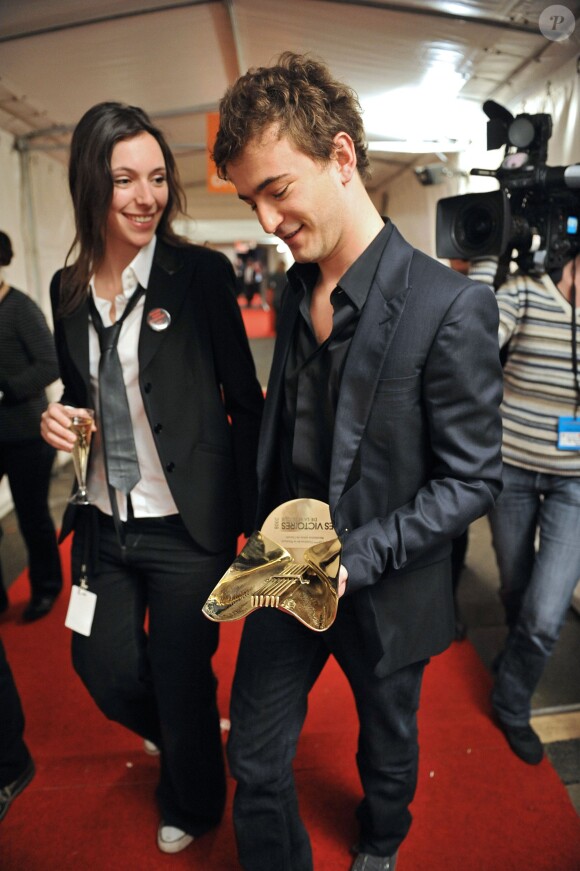 Renan Luce et Lolita Séchan, la fille de Renaud, dans les coulisses des Victoires de la Musique, le 8 mars 2008.