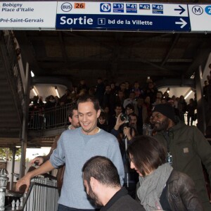 Grand Corps Malade donne un concert dans la station de métro Jaurès pour la sortie de son prochain album "Il nous restera ça", à Paris le 21 octobre 2015.
