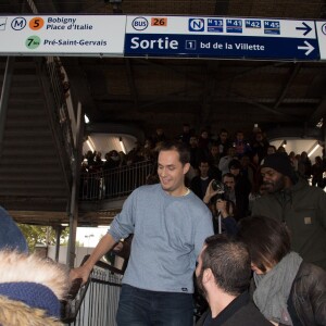 Grand Corps Malade donne un concert dans la station de métro Jaurès pour la sortie de son prochain album "Il nous restera ça", à Paris le 21 octobre 2015.