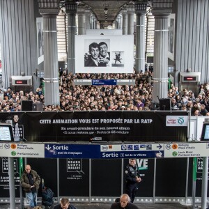 Grand Corps Malade donne un concert dans la station de métro Jaurès pour la sortie de son prochain album "Il nous restera ça", à Paris le 21 octobre 2015.
