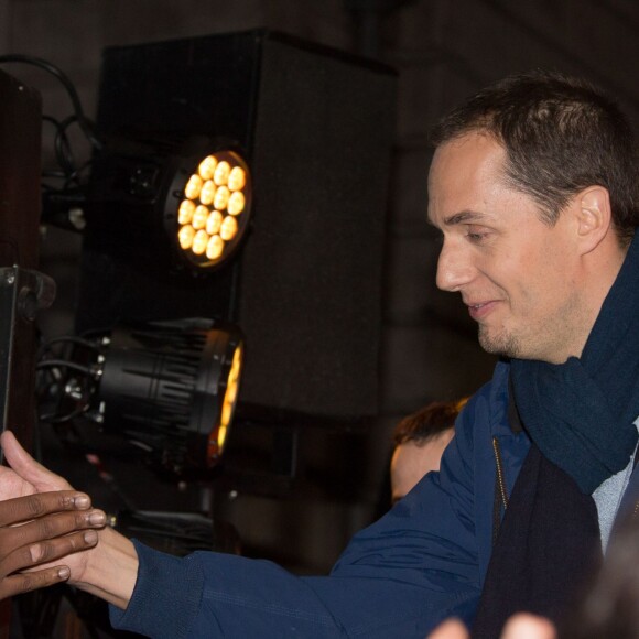 Grand Corps Malade donne un concert dans la station de métro Jaurès pour la sortie de son prochain album "Il nous restera ça", à Paris le 21 octobre 2015.
