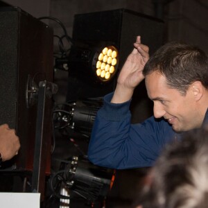 Grand Corps Malade donne un concert dans la station de métro Jaurès pour la sortie de son prochain album "Il nous restera ça", à Paris le 21 octobre 2015.
