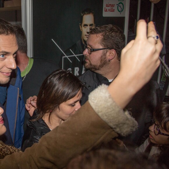 Grand Corps Malade donne un concert dans la station de métro Jaurès pour la sortie de son prochain album "Il nous restera ça", à Paris le 21 octobre 2015.